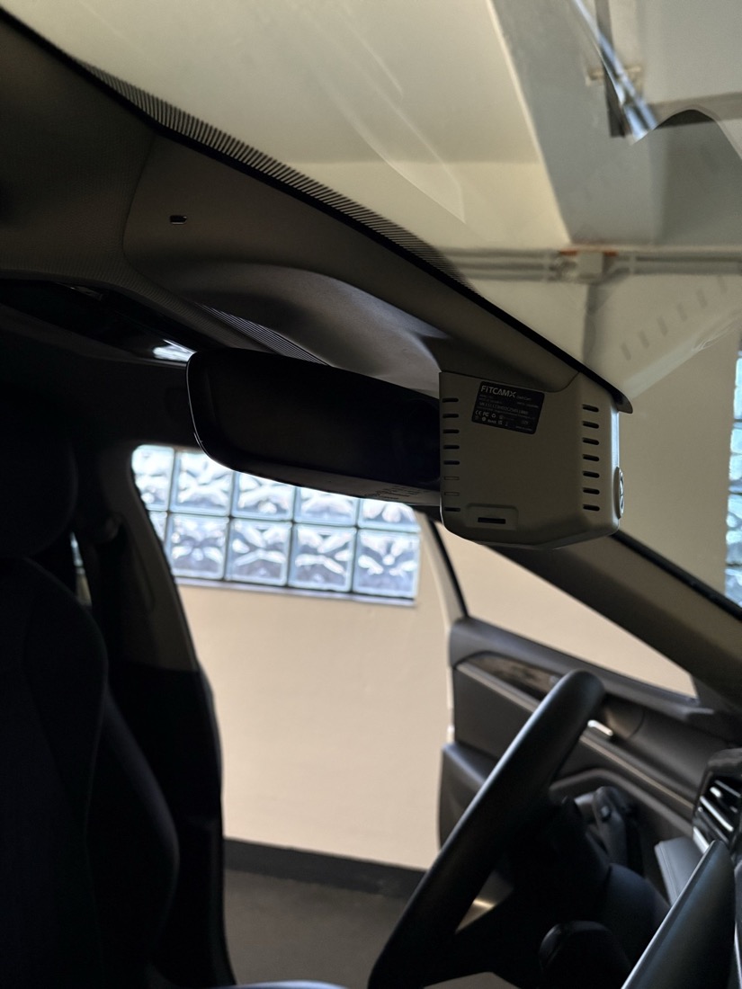 FitCamX Dashcam sauber im Innenspiegel eines VW Passat B9 verbaut