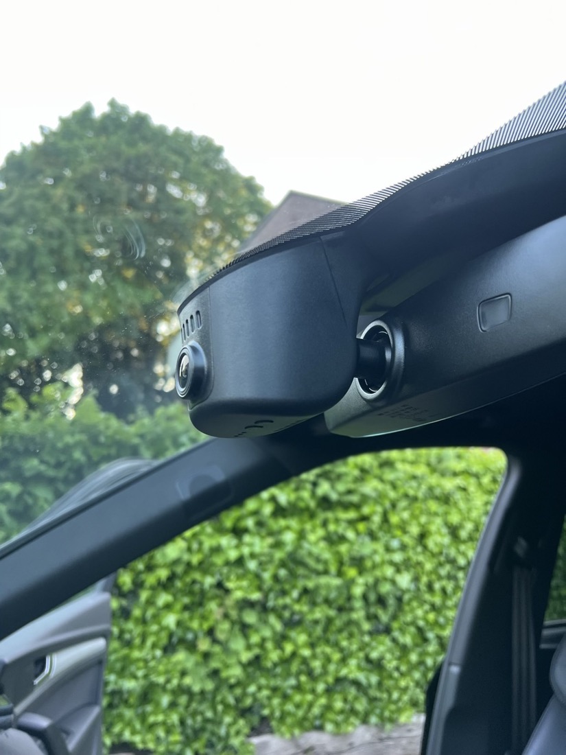 FitCamX Dashcam-Kamera in der Innenspiegel-Verkleidung eines Audi SQ5