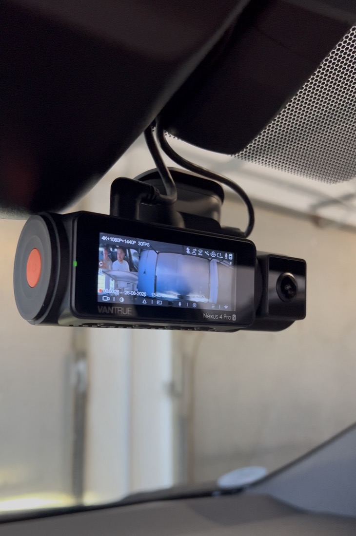 Vantrue Nexus 4 Pro S sauber am Innenspiegel verbaut
