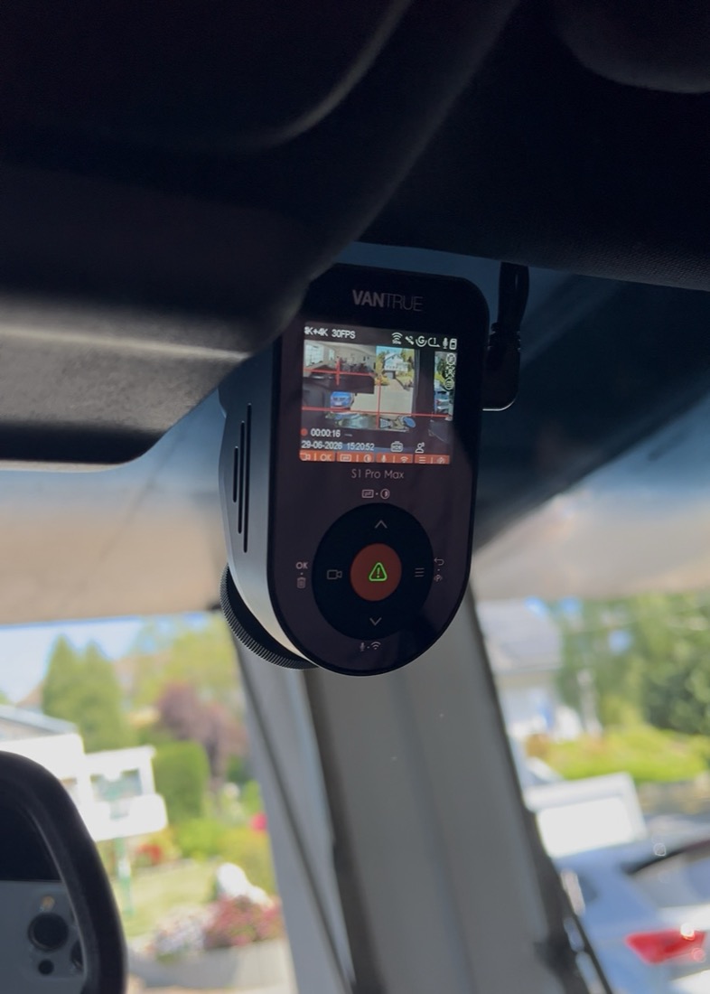 Vantrue Sonnet 1 Pro Max kompakt am Innenspiegel verbaut