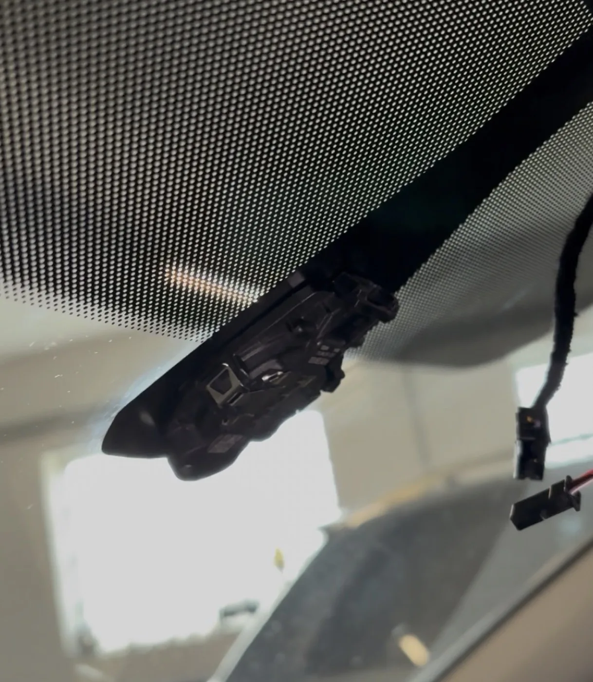 Licht-/Regensensor hinter dem Innenspiegel an der Windschutzscheibe